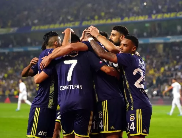 Fenerbahçe ilk yarıyı önde kapattı Fenerbahçe ilk yarıyı önde kapattı