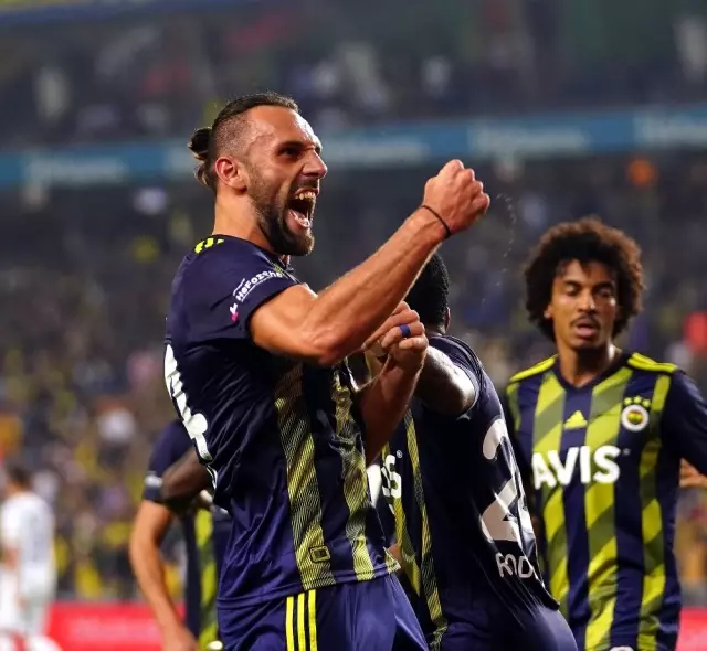 Fenerbahçe liderlik koltuğuna oturdu Fenerbahçe liderlik koltuğuna oturdu