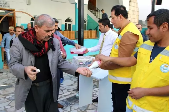 Haliliye Belediyesinden gülsuyu ve lokum ikramı