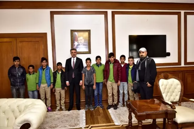 Hokeycilerden Vali Baruş'a ziyaret