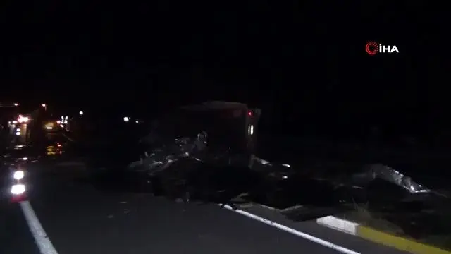 Hurda yüklü tır devrildi, Zonguldak Düzce karayolu ...