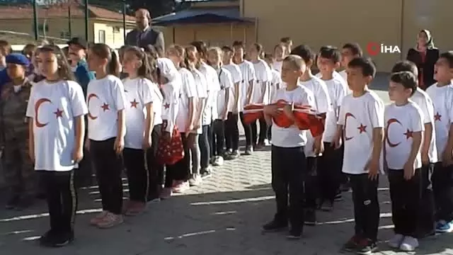 İlkokul öğrencilerinden askere selam İlkokul öğrencilerinden askere selam