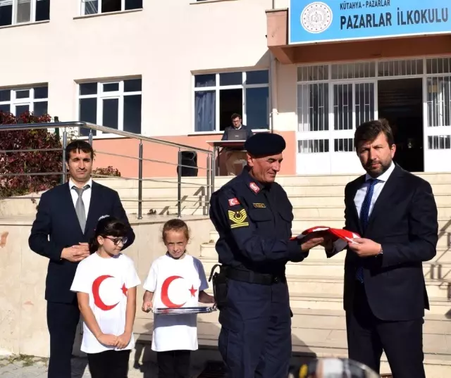 İlkokul öğrencilerinden askere selam İlkokul öğrencilerinden askere selam