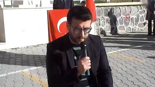 İlkokul öğrencilerinden askere selam İlkokul öğrencilerinden askere selam