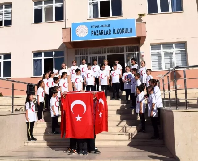 İlkokul öğrencilerinden askere selam İlkokul öğrencilerinden askere selam