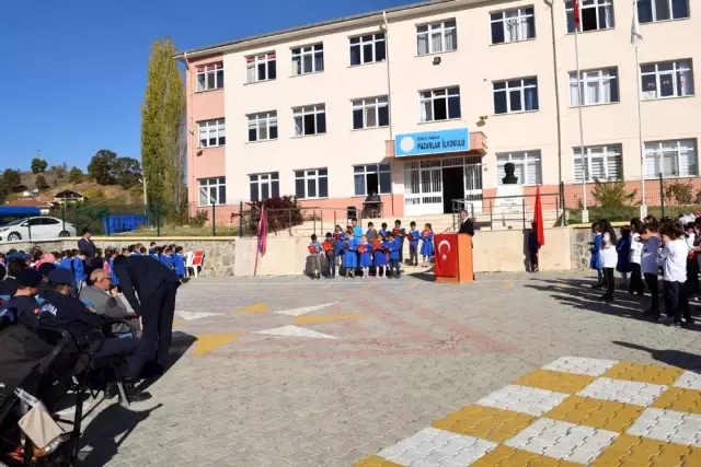 İlkokul öğrencilerinden askere selam İlkokul öğrencilerinden askere selam
