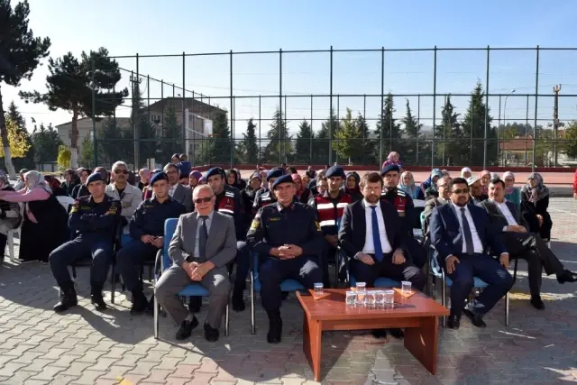 İlkokul öğrencilerinden askere selam İlkokul öğrencilerinden askere selam