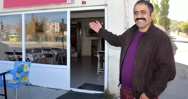 İşleri ters gidince tabelayı da ters çevirdi İşleri ters gidince tabelayı da ters çevirdi
