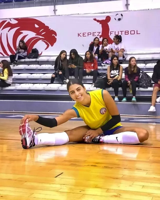 Ispartalı voleybolcu Melis Korkmaz, Açı Koleji'ne transfer oldu