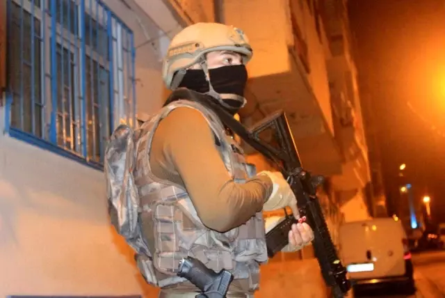 İstanbul'da gece vakti terör operasyonu: Çok sayıda gözaltı var