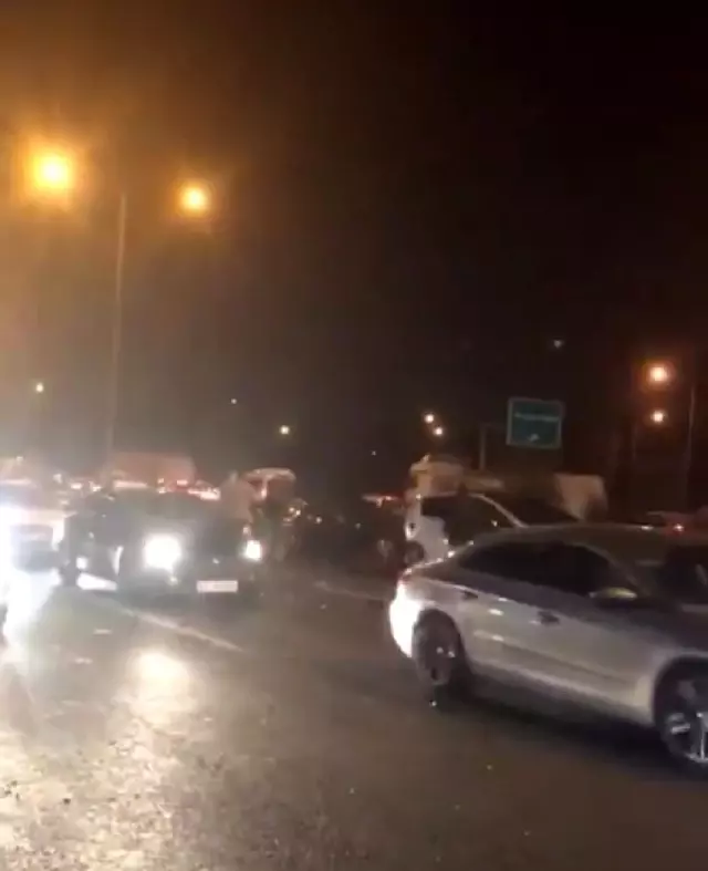 İzmir'de zincirleme kaza: 1 ölü, 1'i ağır 6 yaralı İzmir'de zincirleme kaza: 1 ölü, 1'i ağır 6 yaralı