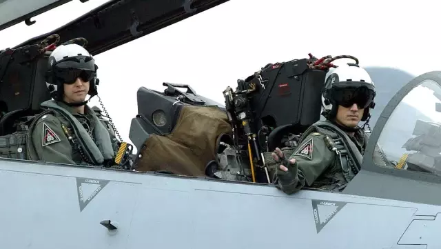 Japonya'daki Amerikan savaş pilotları, uçuş sırasında selfie çekiyor, kitap okuyor, bıyık tarıyor'