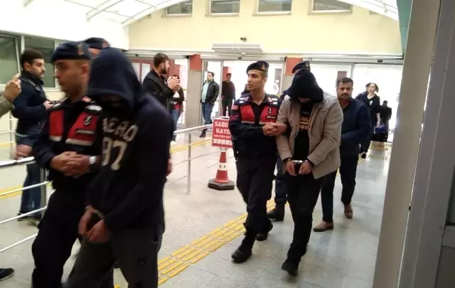 Kocaeli'de 4 DEAŞ şüphelisi adliyeye sevk edildi Kocaeli'de 4 DEAŞ şüphelisi adliyeye sevk edildi