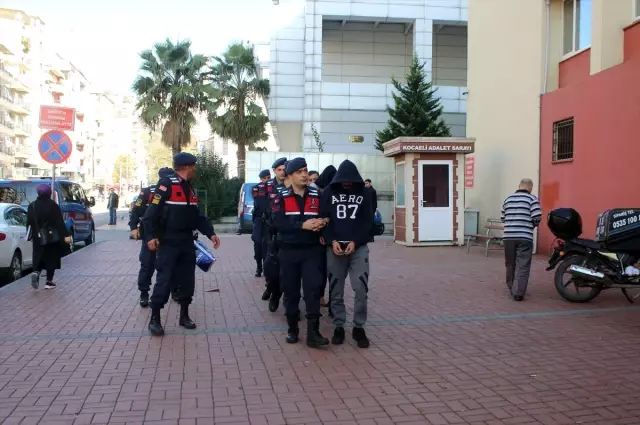 Kocaeli'de yakalanan 4 DEAŞ şüphelisi adliyeye sevk edildi Kocaeli'de yakalanan 4 DEAŞ şüphelisi adliyeye sevk edildi