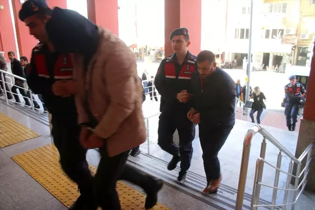 Kocaeli'de yakalanan 4 DEAŞ şüphelisi adliyeye sevk edildi Kocaeli'de yakalanan 4 DEAŞ şüphelisi adliyeye sevk edildi