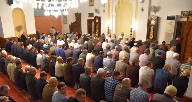Mevlid Kandili'nde camiler doldu taştı Mevlid Kandili'nde camiler doldu taştı