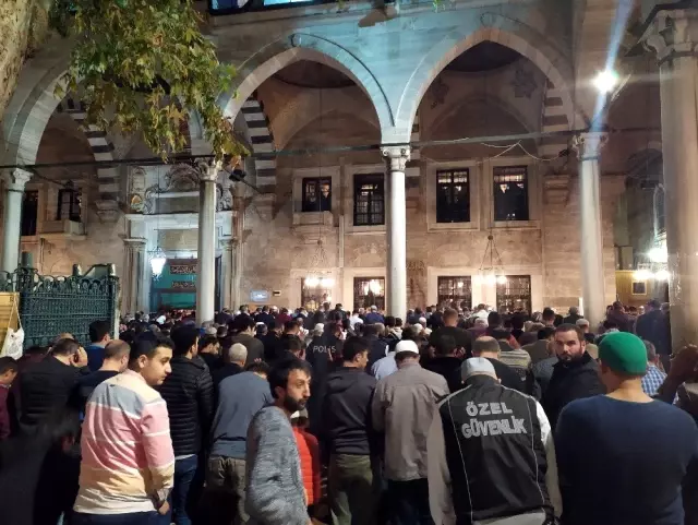 Mevlit Kandili'nde Eyüp Sultan Camii doldu taştı