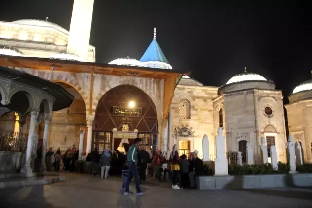 Mevlit Kandili'nde Mevlana Hazretleri Türbesi ve camiler doldu taştı