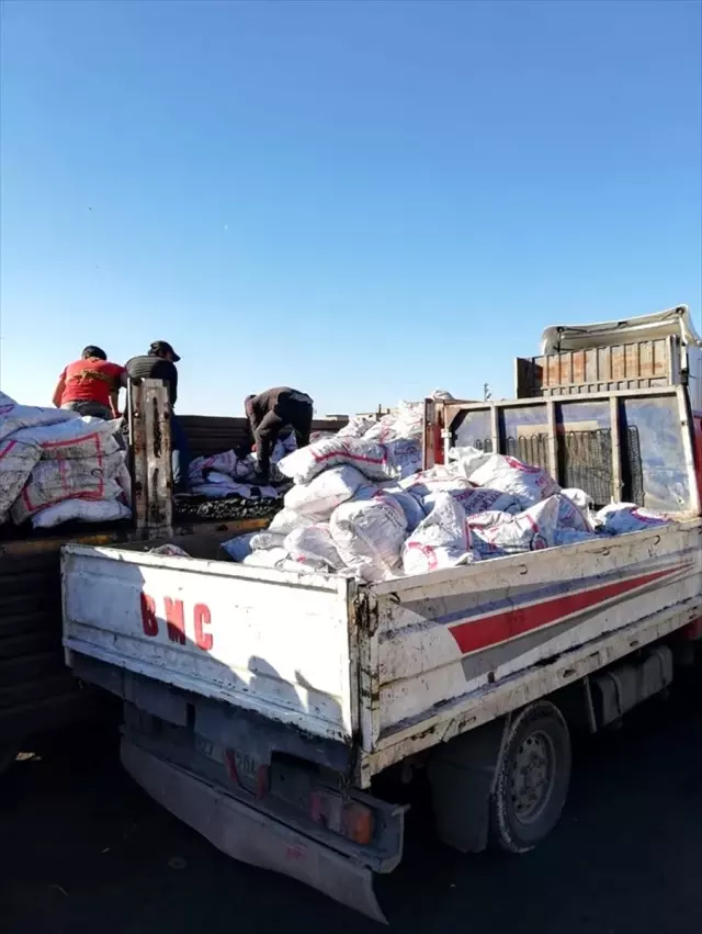Nizip'te ihtiyaç sahiplerine kömür yardımı Nizip'te ihtiyaç sahiplerine kömür yardımı