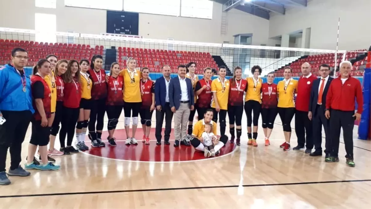 Öğretmen Ligi Voleybol Bölge Müsabakalarında Kadınlarda Ankara Bölge Birincisi Oldu