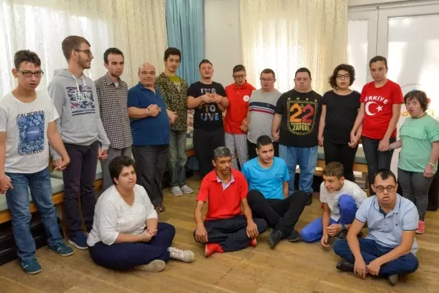 Otizm ve down sendromlu çocuklar 'Aksaray'a sessiz kalma' diye haykırdı Otizm ve down sendromlu çocuklar 'Aksaray'a sessiz kalma' diye haykırdı