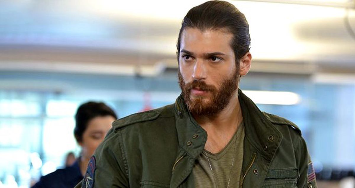 Oyuncu Can Yaman'ı öpemeyen kadın hayran, kendisini denize attı