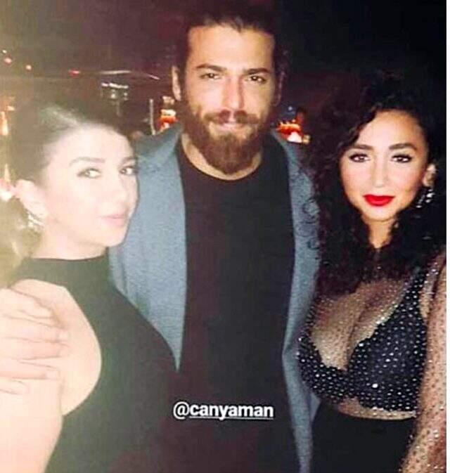 Oyuncu Can Yaman'ı öpemeyen kadın hayran, kendisini denize attı