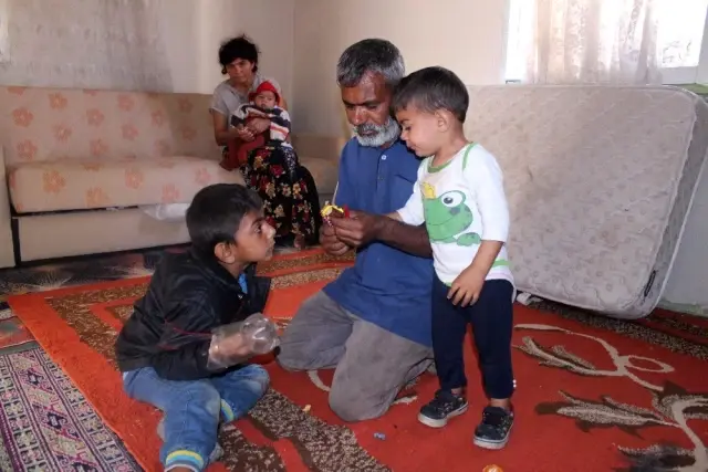Minik Yusuf'un dramı: Sürekli ısırdığı ellerini plastik şişeye bağlıyorlar Minik Yusuf'un dramı: Sürekli ısırdığı ellerini plastik şişeye bağlıyorlar