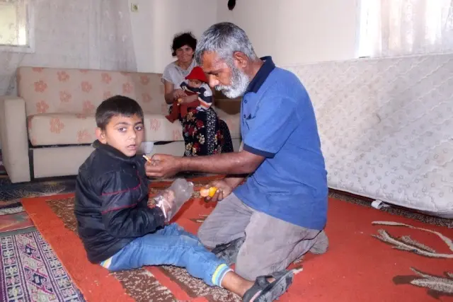 Minik Yusuf'un dramı: Sürekli ısırdığı ellerini plastik şişeye bağlıyorlar Minik Yusuf'un dramı: Sürekli ısırdığı ellerini plastik şişeye bağlıyorlar