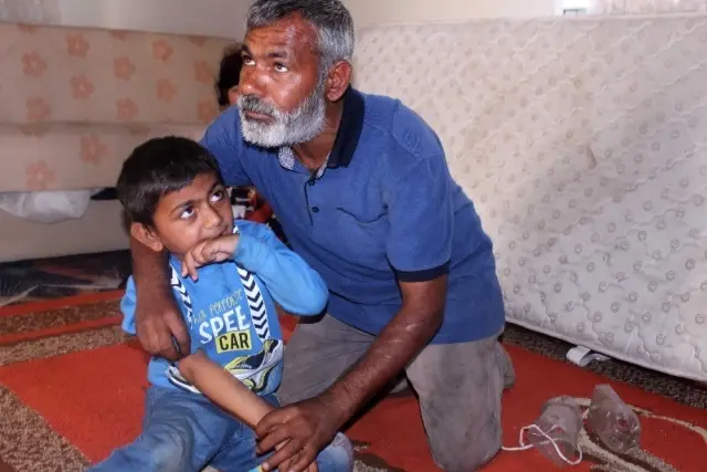 Minik Yusuf'un dramı: Sürekli ısırdığı ellerini plastik şişeye bağlıyorlar Minik Yusuf'un dramı: Sürekli ısırdığı ellerini plastik şişeye bağlıyorlar