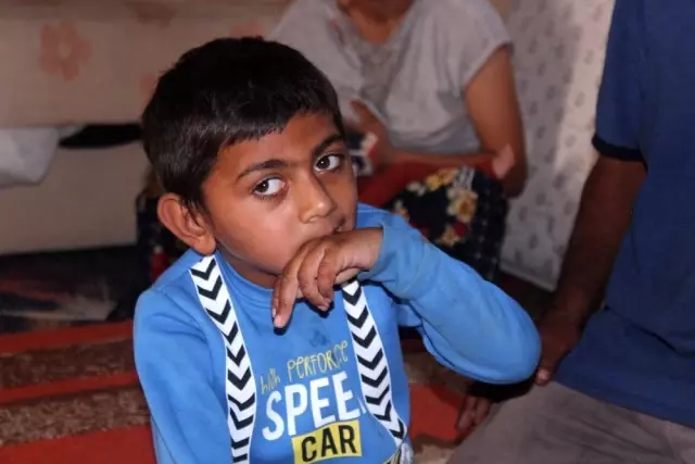 Minik Yusuf'un dramı: Sürekli ısırdığı ellerini plastik şişeye bağlıyorlar Minik Yusuf'un dramı: Sürekli ısırdığı ellerini plastik şişeye bağlıyorlar