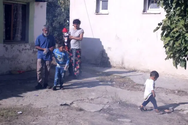 Minik Yusuf'un dramı: Sürekli ısırdığı ellerini plastik şişeye bağlıyorlar Minik Yusuf'un dramı: Sürekli ısırdığı ellerini plastik şişeye bağlıyorlar