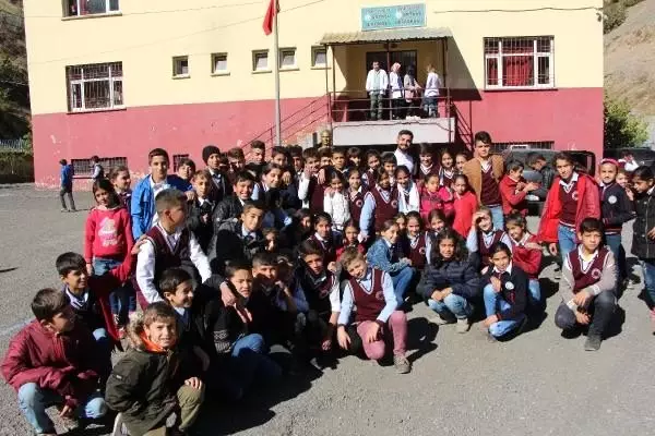 Şırnaklı öğrenciler, idollerinin hayatlarını kitaba döktü Şırnaklı öğrenciler, idollerinin hayatlarını kitaba döktü