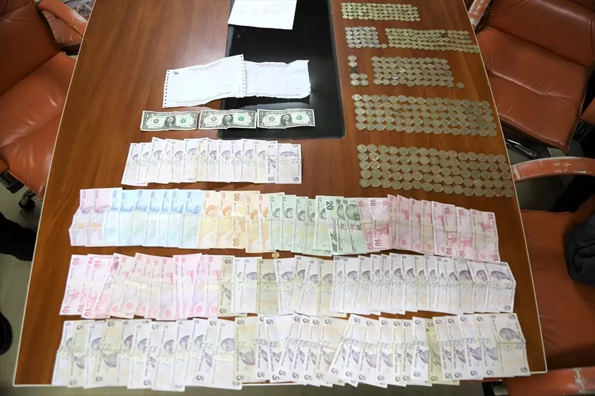 Sivas'ta dilencinin üzerinden 2 bin 280 lira çıktı