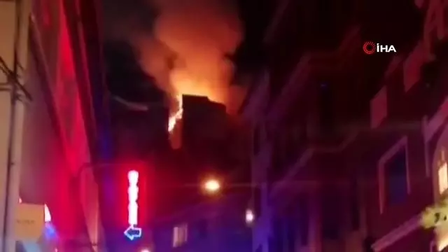 Taksim 'de 6 katlı bir binanın çatısı alev alev yandı