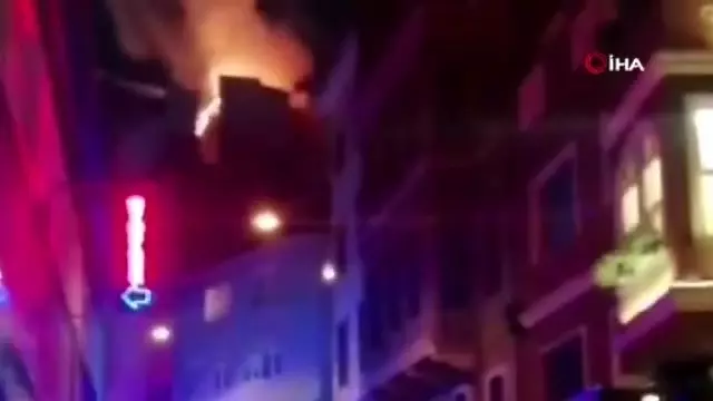 Taksim'de 6 katlı bir binanın çatısı alev alev yandı Taksim'de 6 katlı bir binanın çatısı alev alev yandı