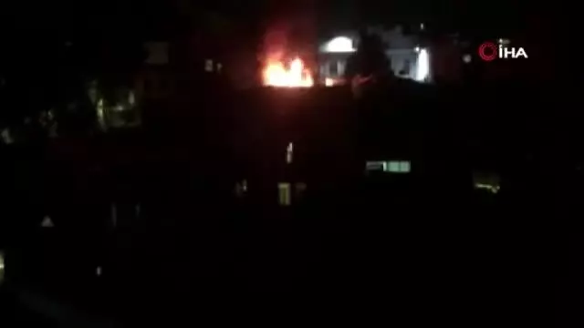 Taksim'de 6 katlı bir binanın çatısı alev alev yandı Taksim'de 6 katlı bir binanın çatısı alev alev yandı