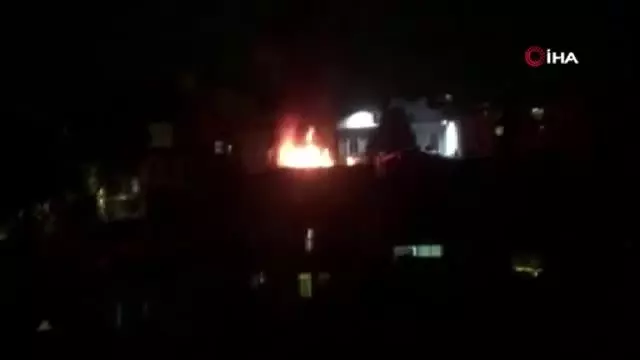 Taksim'de 6 katlı bir binanın çatısı alev alev yandı Taksim'de 6 katlı bir binanın çatısı alev alev yandı