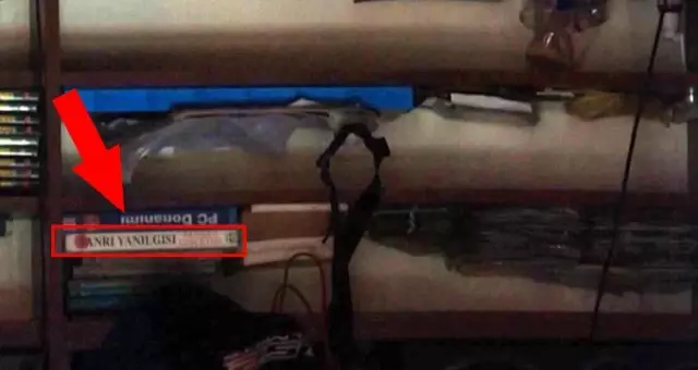 Türkiye'de davalık olan Tanrı Yanılgısı kitabı, dehşet evindeki raftan çıktı