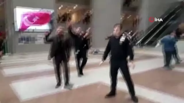 Yazar Şahiner, eşinin intihar ettiği adliyeye geldi Yazar Şahiner, eşinin intihar ettiği adliyeye geldi