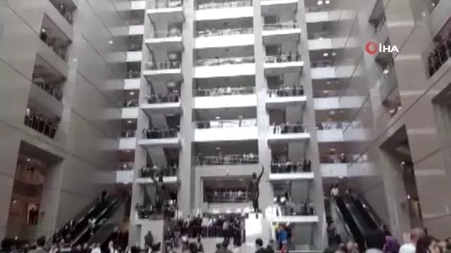 Yazar Şahiner, eşinin intihar ettiği adliyeye geldi Yazar Şahiner, eşinin intihar ettiği adliyeye geldi