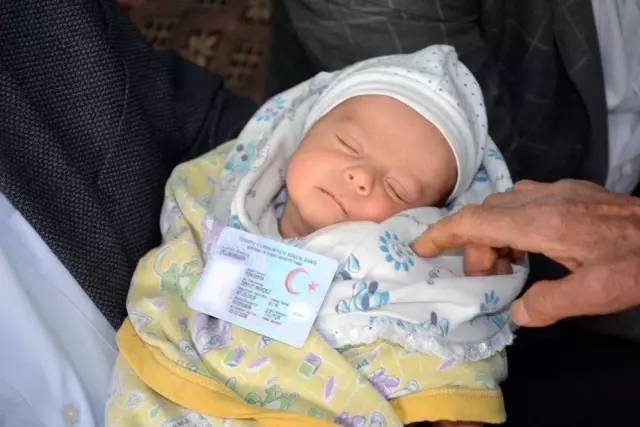 Yeni doğan bebeğe Devlet Bahçeli'nin ismini verdiler Yeni doğan bebeğe Devlet Bahçeli'nin ismini verdiler