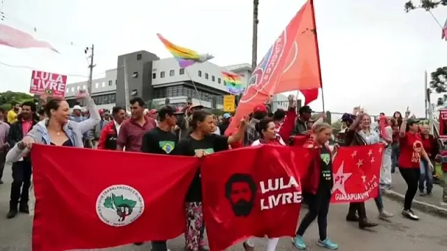 Yüksek mahkemenin kararına karşın hapiste tutulan Lula için destek nöbeti Yüksek mahkemenin kararına karşın hapiste tutulan Lula için destek nöbeti
