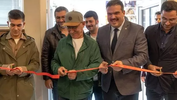 Adının verildiği salonu açtı Adının verildiği salonu açtı