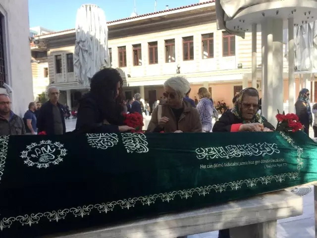Adliyede intihar eden yazar Seray Şahiner'in eşi son yolculuğuna uğurlandı Adliyede intihar eden yazar Seray Şahiner'in eşi son yolculuğuna uğurlandı