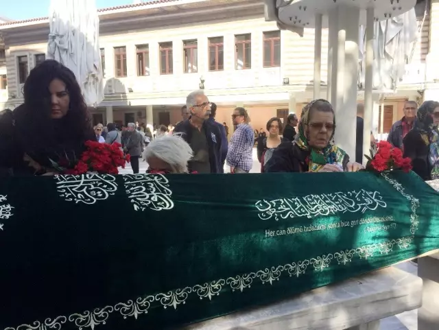 Adliyede intihar eden yazar Seray Şahiner'in eşi son yolculuğuna uğurlandı Adliyede intihar eden yazar Seray Şahiner'in eşi son yolculuğuna uğurlandı
