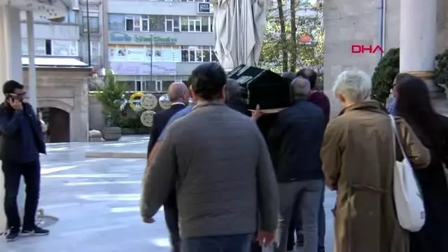 Adliyede intihar eden yazar seray şahiner'in eşi toprağa verildi Adliyede intihar eden yazar seray şahiner'in eşi toprağa verildi