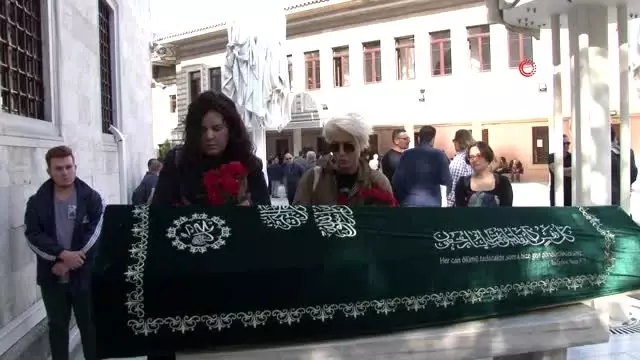 Adliyede intihar eden yazar Seray Şahiner'in eşi son yolculuğuna uğurlandı Adliyede intihar eden yazar Seray Şahiner'in eşi son yolculuğuna uğurlandı