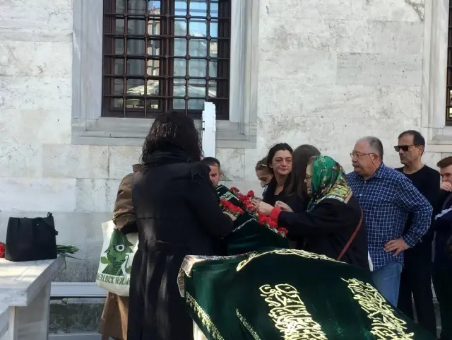 Adliyede intihar eden yazar Seray Şahiner'in eşi son yolculuğuna uğurlandı Adliyede intihar eden yazar Seray Şahiner'in eşi son yolculuğuna uğurlandı