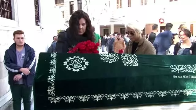 Adliyede intihar eden yazar Seray Şahiner'in eşi son yolculuğuna uğurlandı Adliyede intihar eden yazar Seray Şahiner'in eşi son yolculuğuna uğurlandı